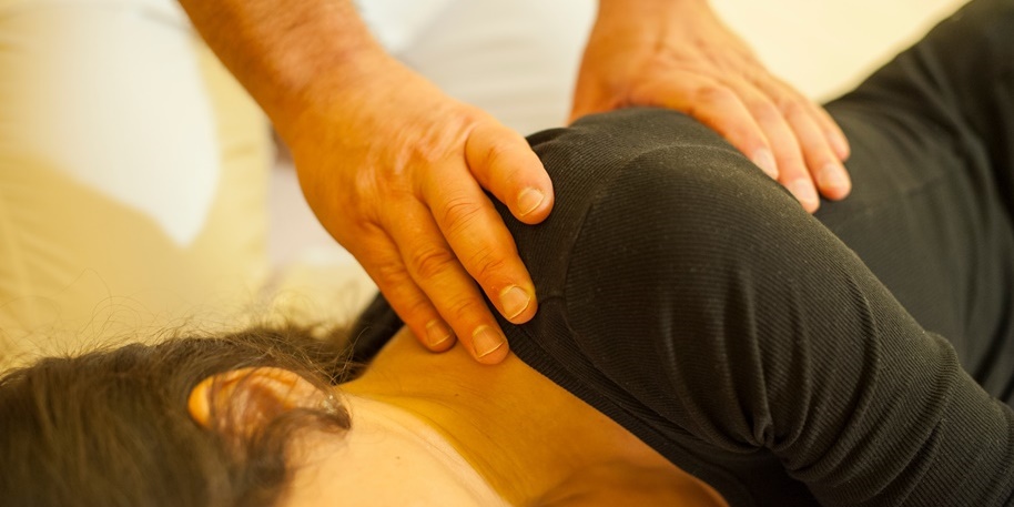 https://www.traditionalbodywork.com/wp-content/uploads/2022/05/acupressure-back-massage.jpeg