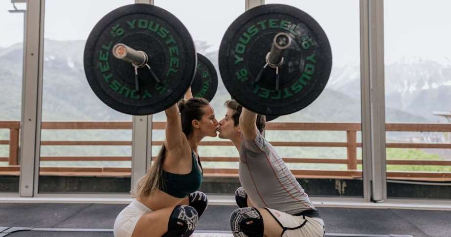 Couple weightlifting