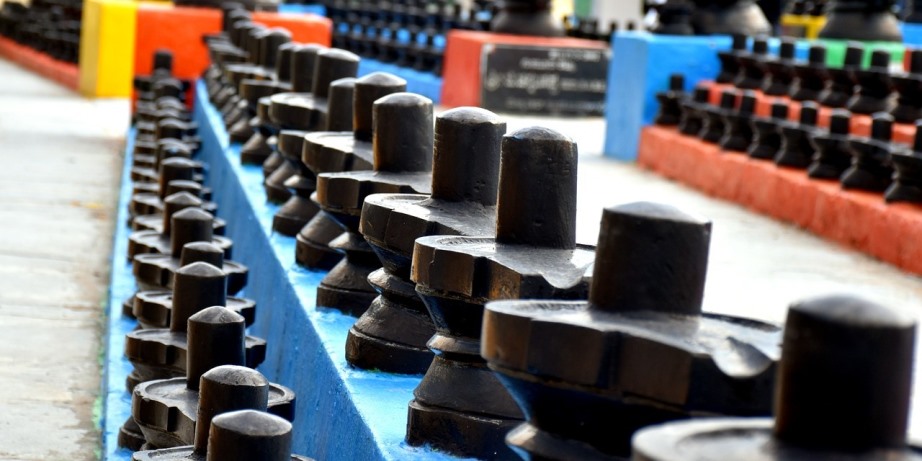 Lingam statues in a row