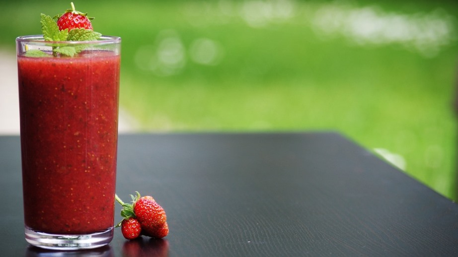 Smoothie drink with strawberries