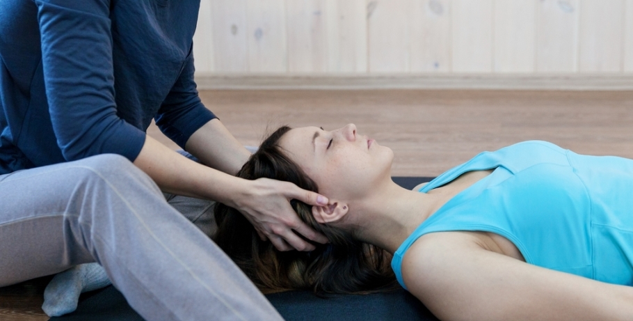 Somatic therapy for woman on a floor mat