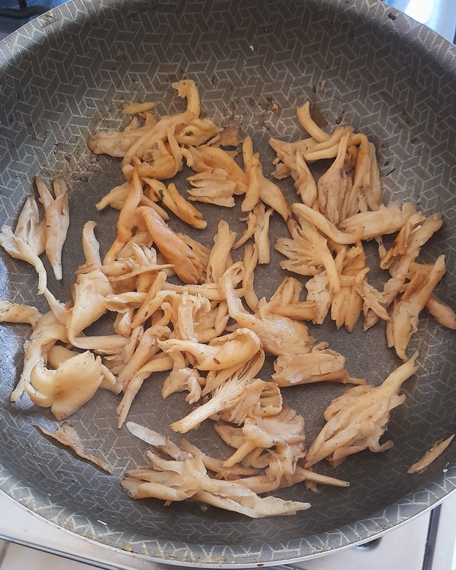 Frying Pleurotus Albidus mushroom