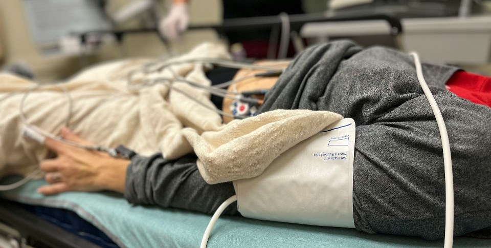 Man injured lying on a bed