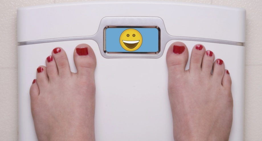 Best Long-Term GLP-1 Programs for Sustainable Weight Loss (2025 Edition) Woman measuring weight on scale