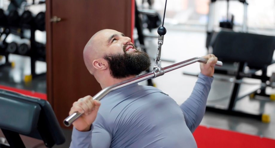 Man doing face pulling at the gym