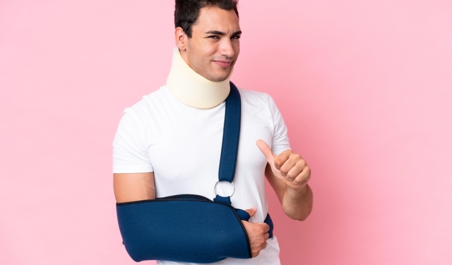 Man pretending being disabled with broken arm